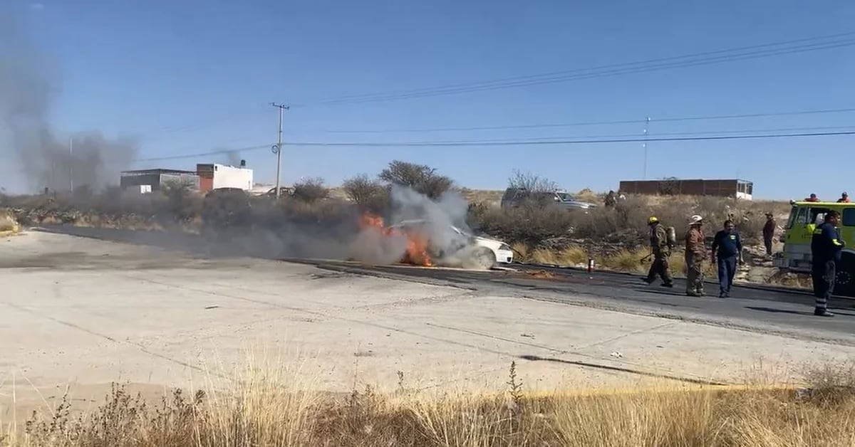 Drug blockades in Fresnillo, Zacatecas left several vehicles on fire near the Sedena