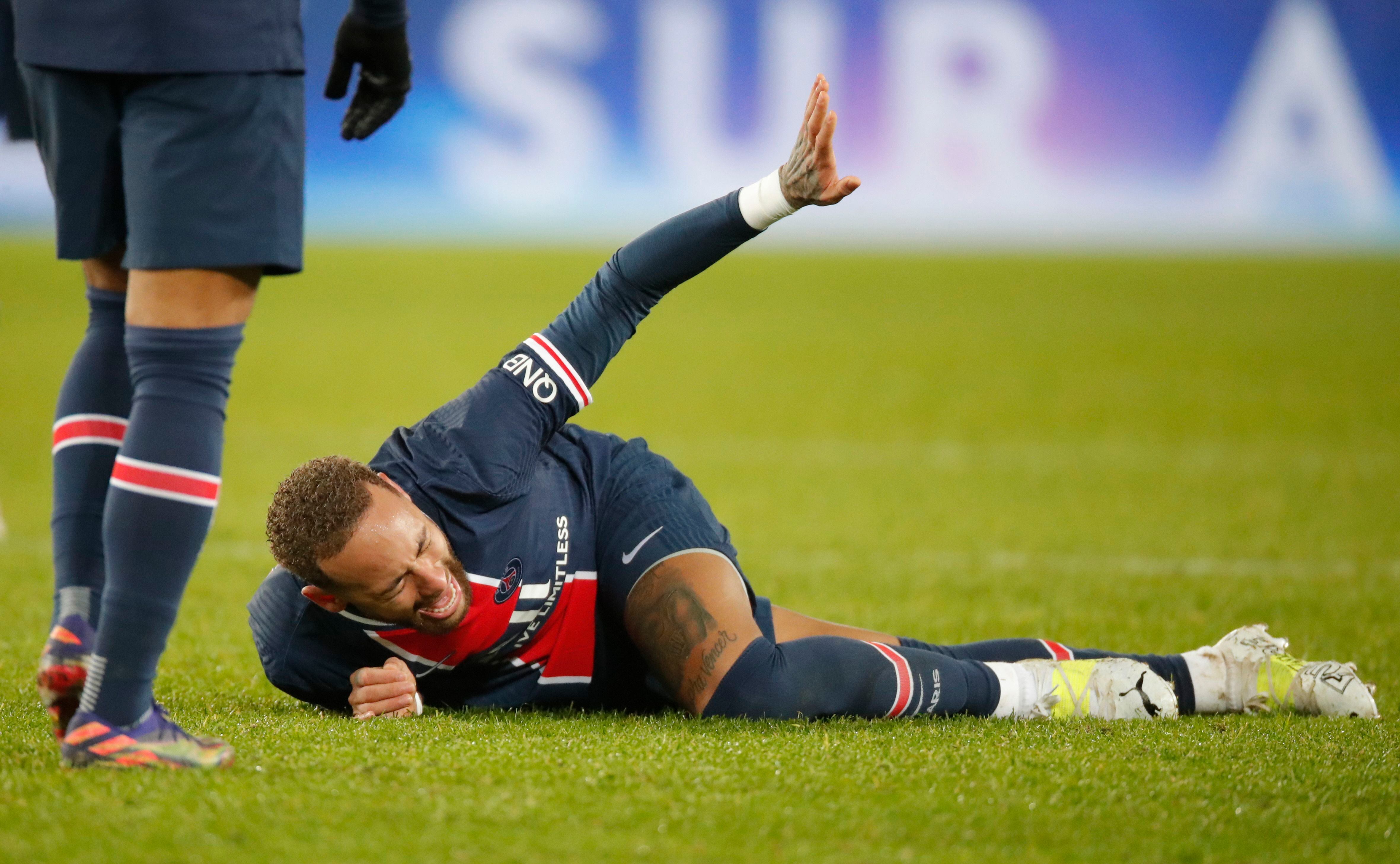 Neymar sufrió una lesión y estará fuera de los terrenos de juego hasta el 6 de enero (Reuters)
