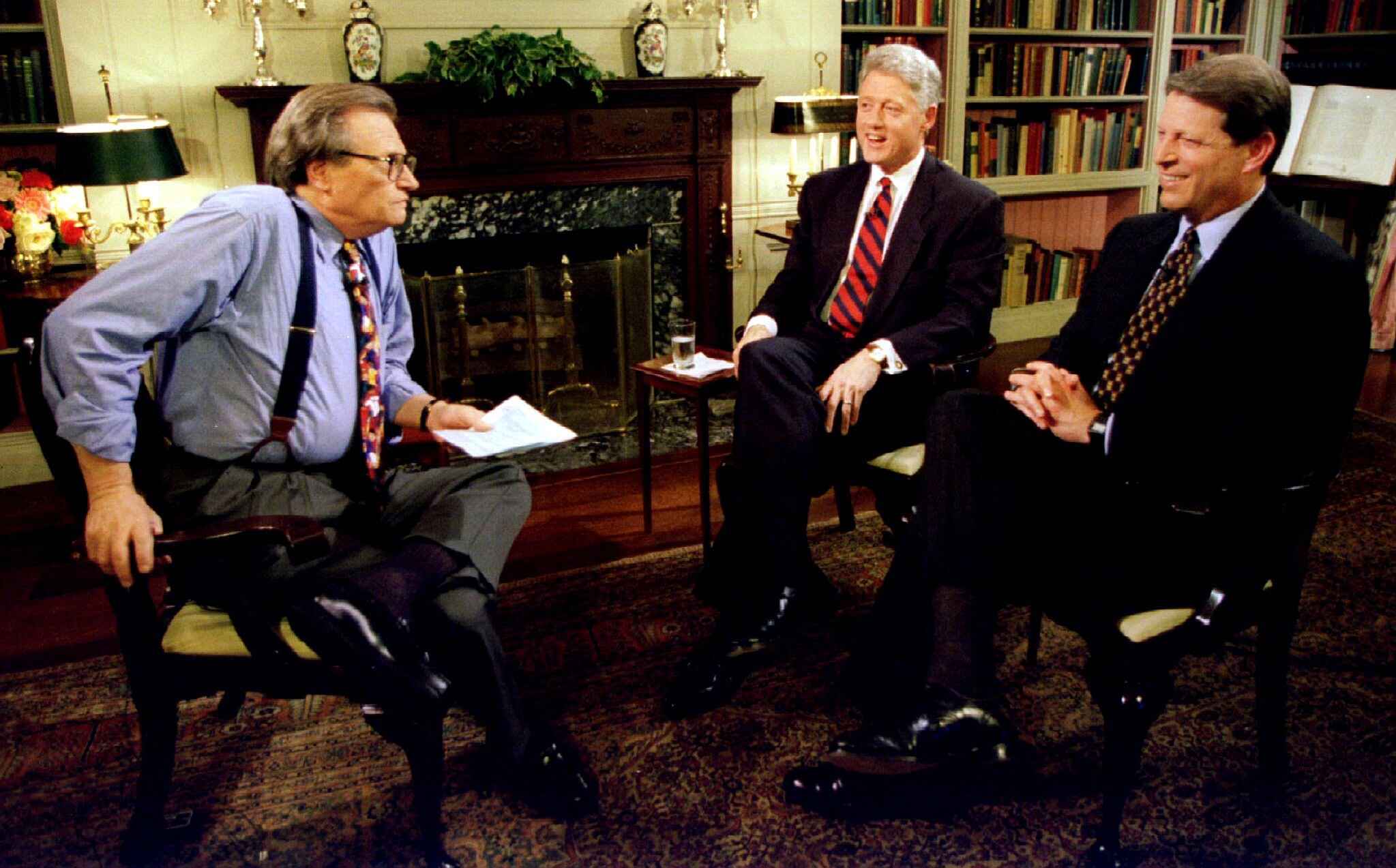 El presidente Clinton y el vicepresidente Al Gore son entrevistados por Larry King el 5 de junio en la Casa Blanca. Clinton dijo que tenía la intención de pedir al vicepresidente Gore que volviera a ser su compañero de fórmula en su intento de reelección a la Casa Blanca el próximo año. 5 de junio de 1995. 