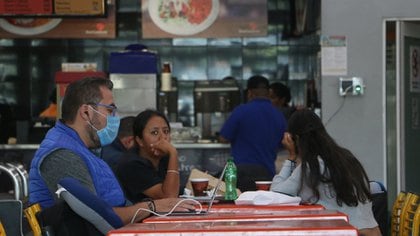 Con base en datos de la organización, el 99.9% (12.4 millones) de quienes trabajan “por su cuenta” carecen de seguridad social (Foto: Cuartoscuro)