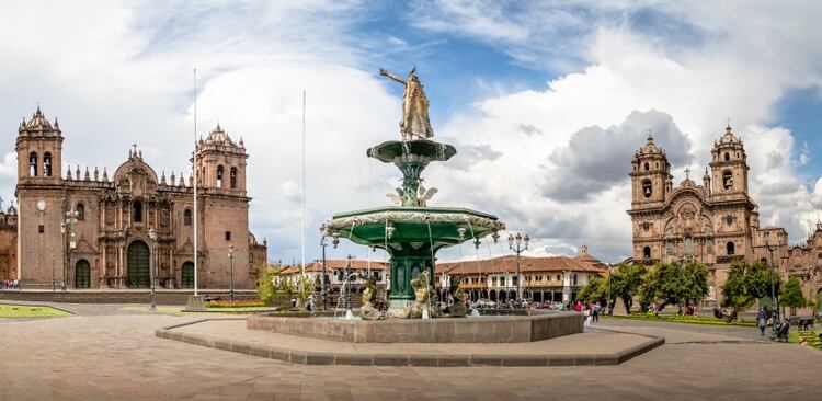 Cusco es otro de los lugares más especiales para celebrar con alegría el comienzo de un nuevo año. La fiesta es en la Plaza Mayor de la ciudad del Cusco o Plaza de Armas con un evento lleno de conciertos gratis, fuegos artificiales, y algunas tradiciones locales (Shutterstock)