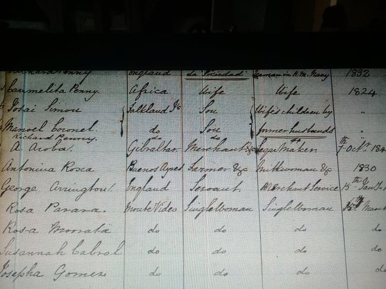 En este censo realizado en 1848 se registra a Antonina Roxa de profesión granjera y Milkwoman (mujer que produce y vende leche) y se deja constancia que arribó a las islas en 1830 (Archivos Jane Cameron. Islas Malvinas)