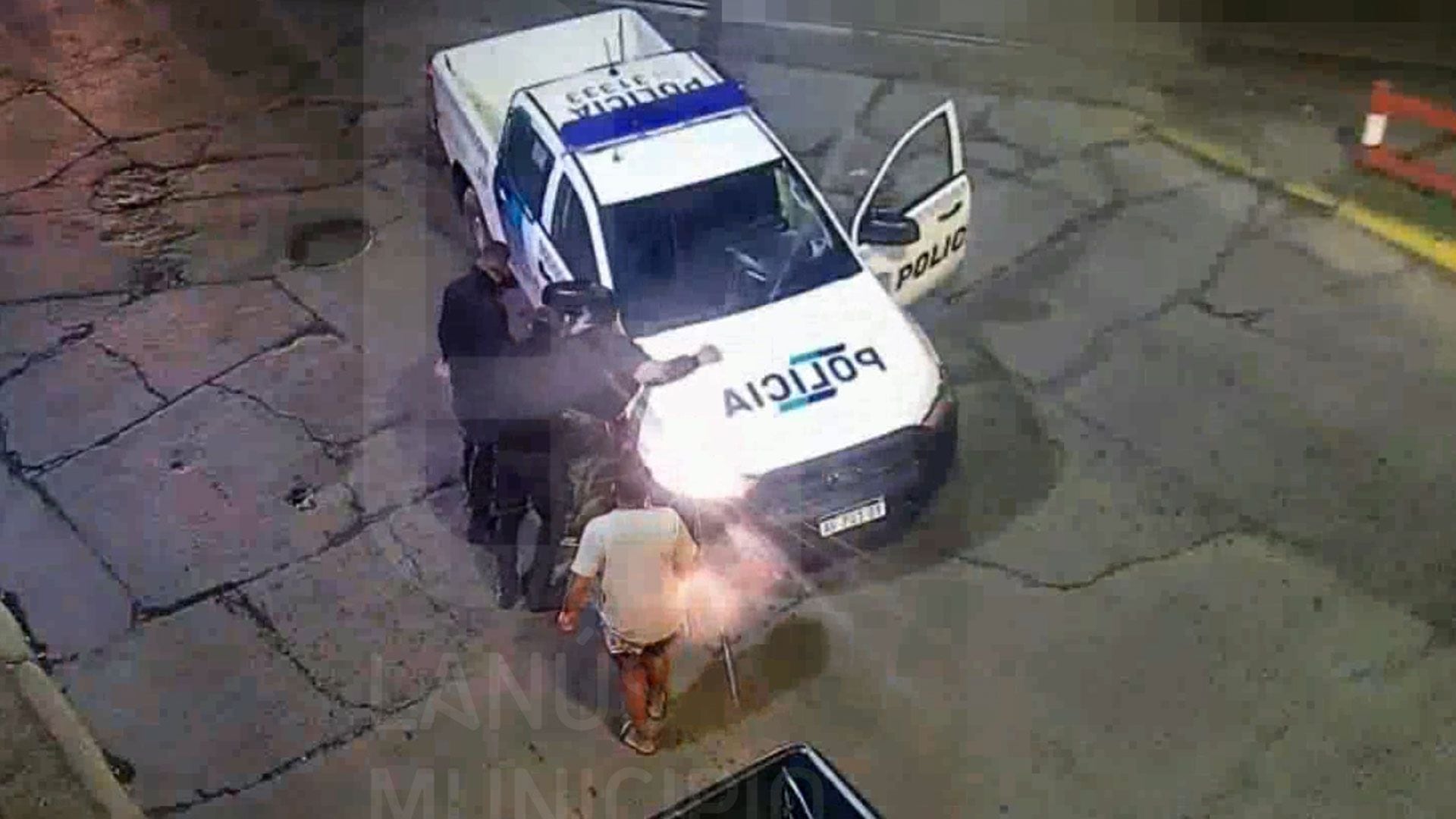 El momento en el que dos agentes de la Policía Bonaerense detuvieron a J.P.B.M., tras la paliza que le propinó a su pareja. 