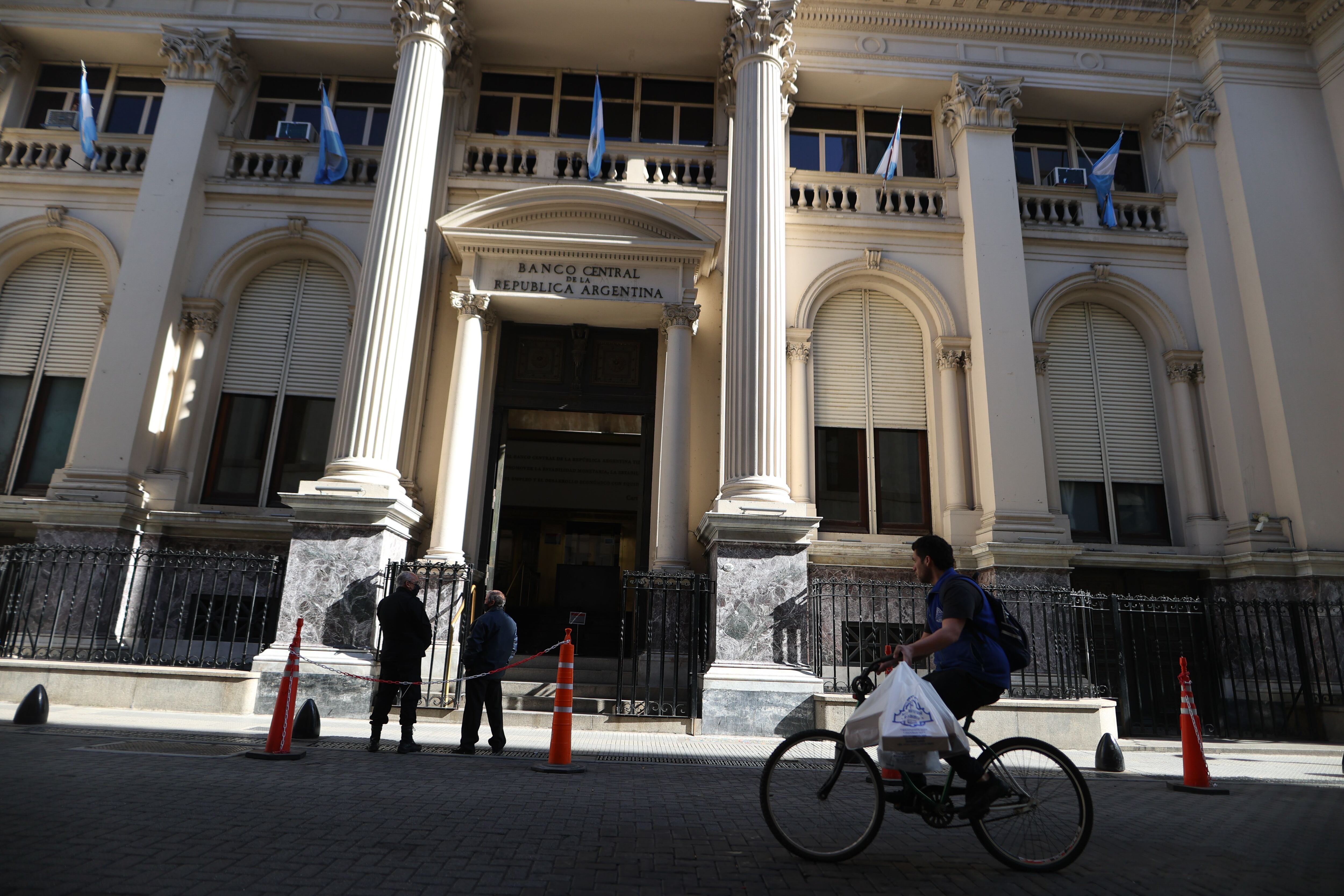 El Banco Central planea emitir un bono en dólares para cubrir la deuda comercial que se dejó impaga durante el gobierno de Alberto Fernández (Reuters)