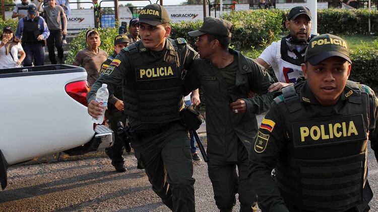 Un militar venezolano es recibido por la PolicÃ­a colombiana (Reuters)