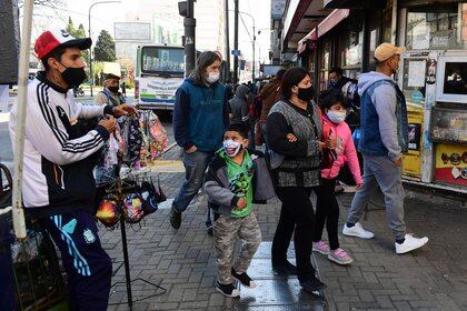 La avenida Yrigoyen, donde comienza la peatonal y en las inmediaciones de la estación del tren, es uno de los sectores más concurridos del centro de Quilmes y donde unos caminan al lado del otro sin la debida distancia. Largas filas en las paradas de colectivos se mezclan con los vendedores ambulantes instalados en las veredas. Algo similar ocurre sobre la calle Alsina, paralela a Rivadavia y con gran actividad comercial. Locales que atienden casi desde la vía pública y los clientes que se agolpan. Sobresalen aquellos que, a los gritos, venden barbijos, como si se tratara de caramelos. Un cambio de época