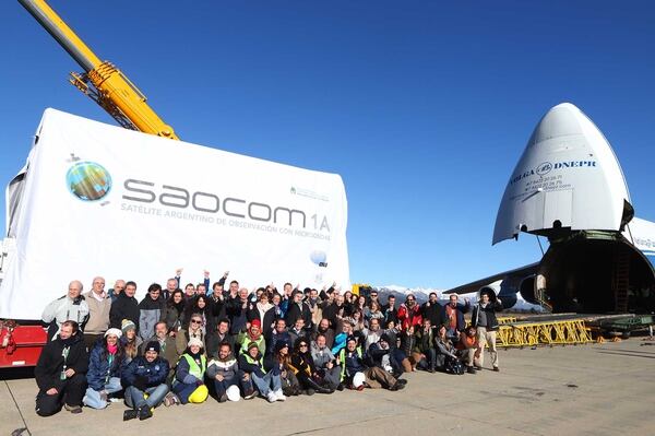 El avión Antonov en el aeropuerto de San Carlos de Bariloche espera la carga del Saocom
