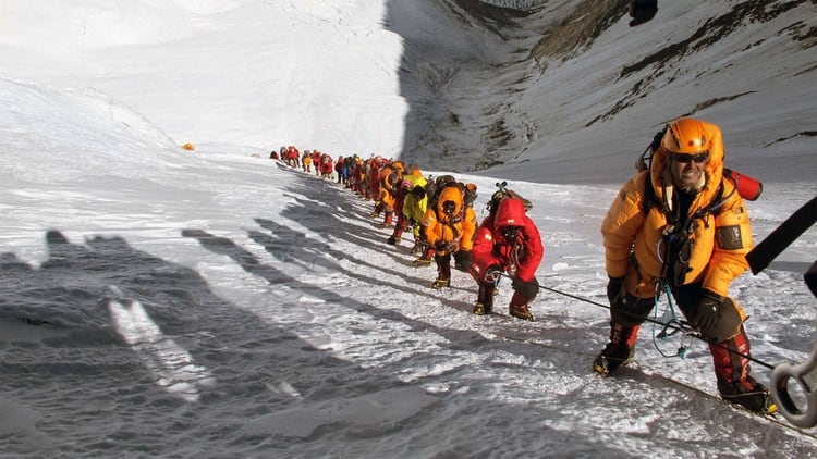 Muchos de los montañistas requieren la ayuda de guías nepalíes, con lo que son en total unas 750 personas las que intentarán llegar a la cumbre en las próximas semanas