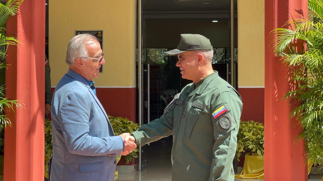 MinDefensa Iván Velásquez se reunió con su homólogo venezolano Vladimir Padrino. Foto: MinDefensa.
