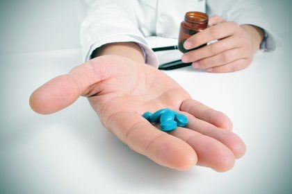 Según los expertos, el problema de la disfunción erectil no se resuelve con el solo hecho de tomar una pastilla (Shutterstock)