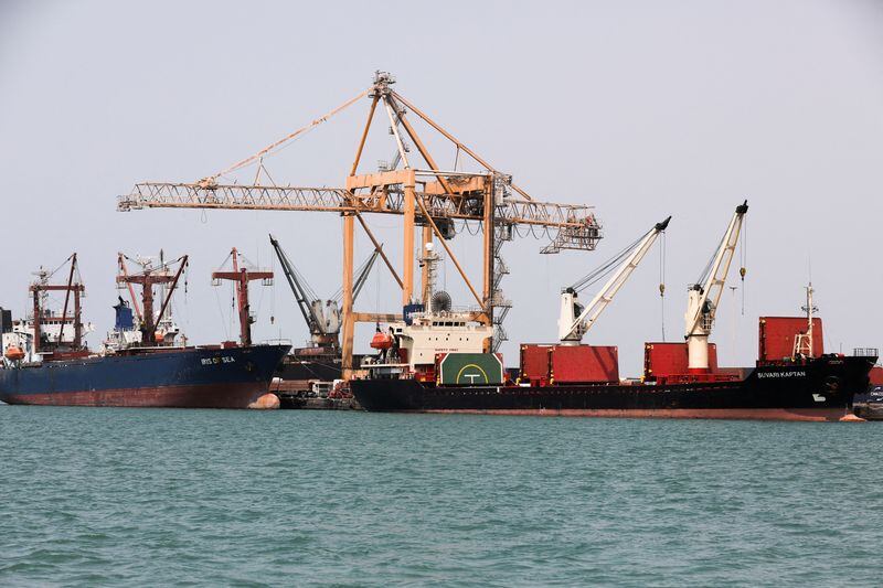Barcos comerciales atracan en el puerto de Hodeidah, en el Mar Rojo, controlado por los hutíes de Yemen. (REUTERS/Khaled Abdullah/Foto de archivo)