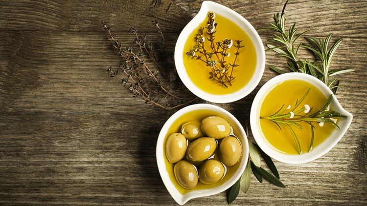 El aceite de oliva tiene múltiples beneficios para la salud (Shutterstock)