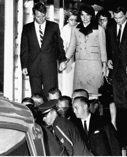 Jackie Kennedy acudió con su traje rosa manchado de sangre, lu 22 Nuvembre 1963, a la base aérea de Andrews escoltada por su cuñado Robert F.