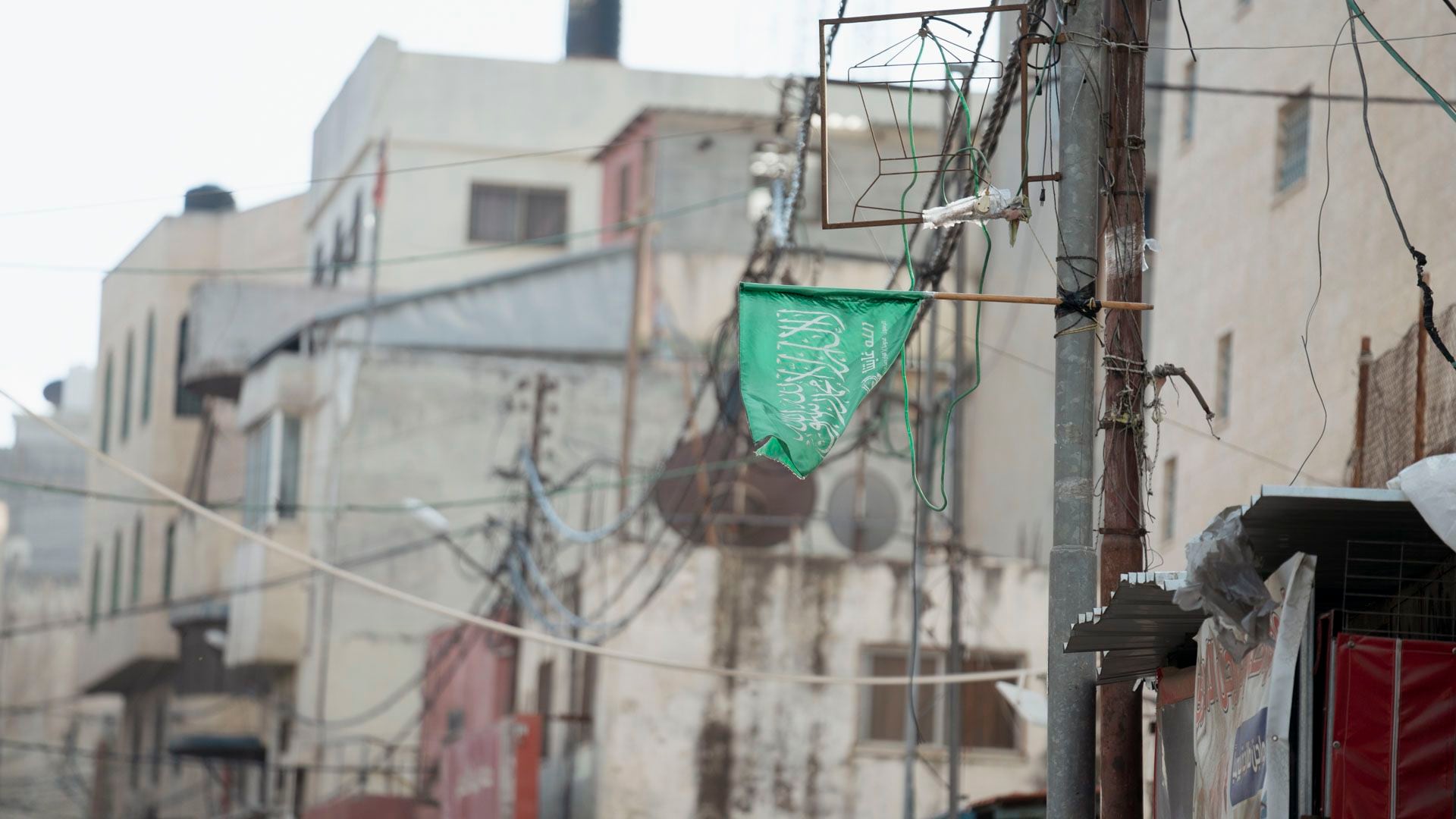 La bandera Hamas a pocas cuadras del centro de Ramallah, que aún sigue de fiesta frente a la guerra inminente entre Israel y la facción terrorista