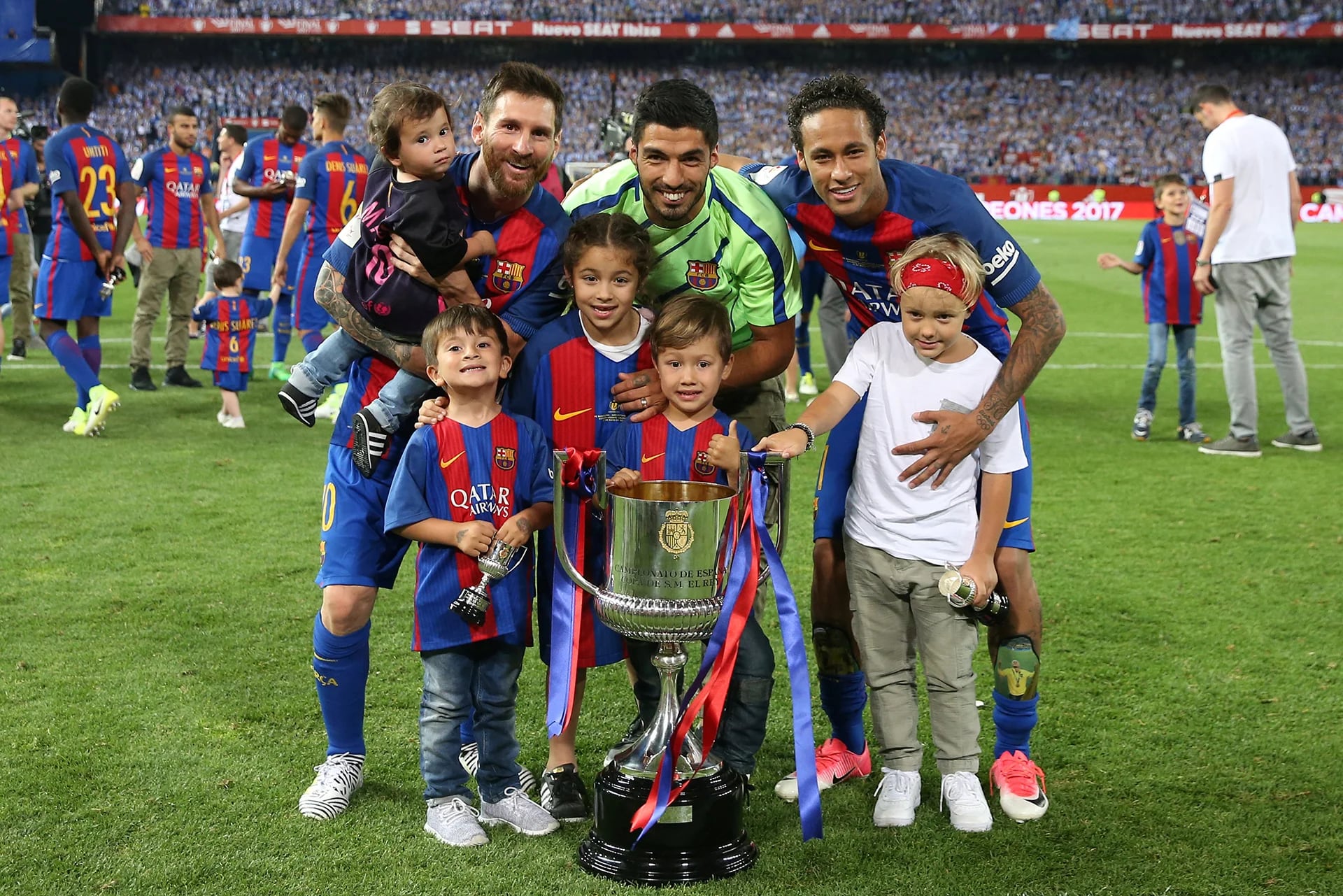 La final se jugó en el Estadio Vicente Calderón, de Madrid, y al término del encuentro quedó registrado el encuentro de la MSN (Messi, Neymar y Suárez) junto a sus hijos y la Copa del Rey