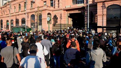 Una protesta en la estación de Constitución generó una importante aglomeración de gente el último viernes
