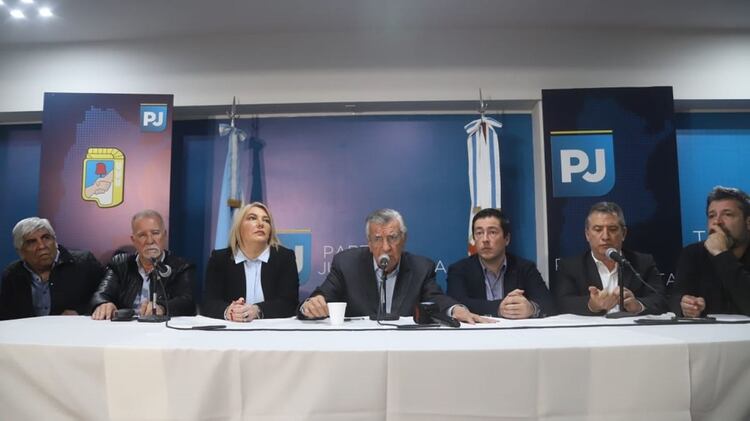 Los principales dirigentes del PJ durante la conferencia de prensa posterior a la cumbre (Matías Baglietto)