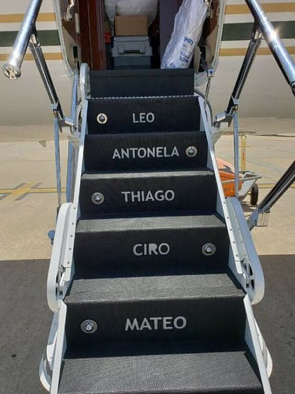 Los integrantes de la familia Messi marcada en la escalera de acceso al jet privado. En el vuelo del presidente estas inscripciones fueron tapadas