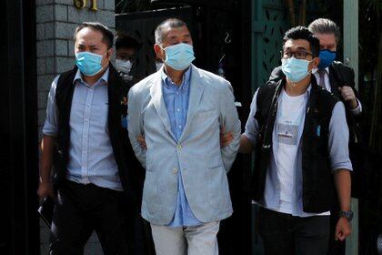  Jimmy Lai Chee-ying es llevado por las autoridades. REUTERS/Tyrone Siu
