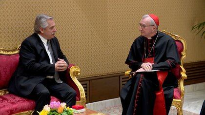 El presidente Alberto Fernández con el cardenal Pietro Parolin, secretario de Estado Vaticano. Junto a Guillermo Olivieri y Felipe Solá, analizaron los temas comunes diplomáticos