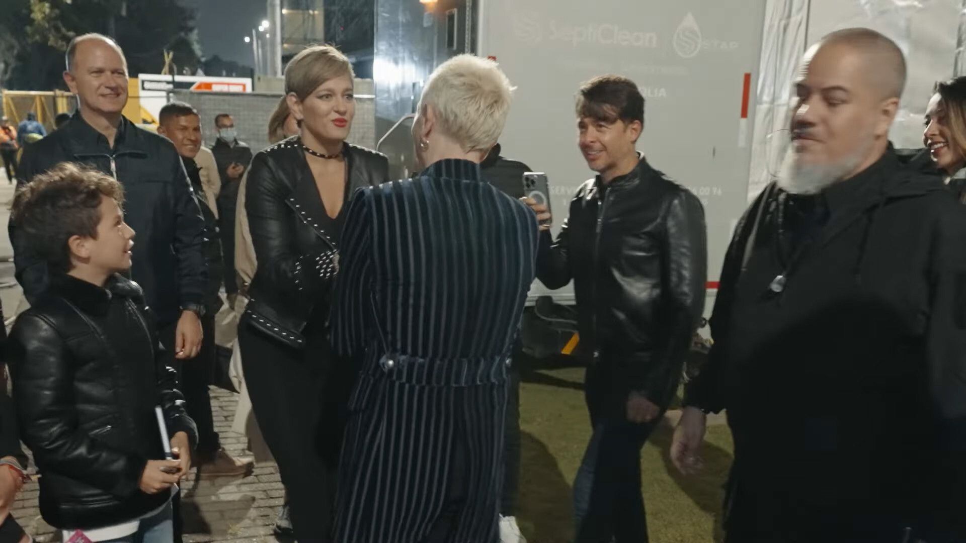 Def Leppard publicó video del backstage en Bogotá, aparece hasta Verónica Alcocer