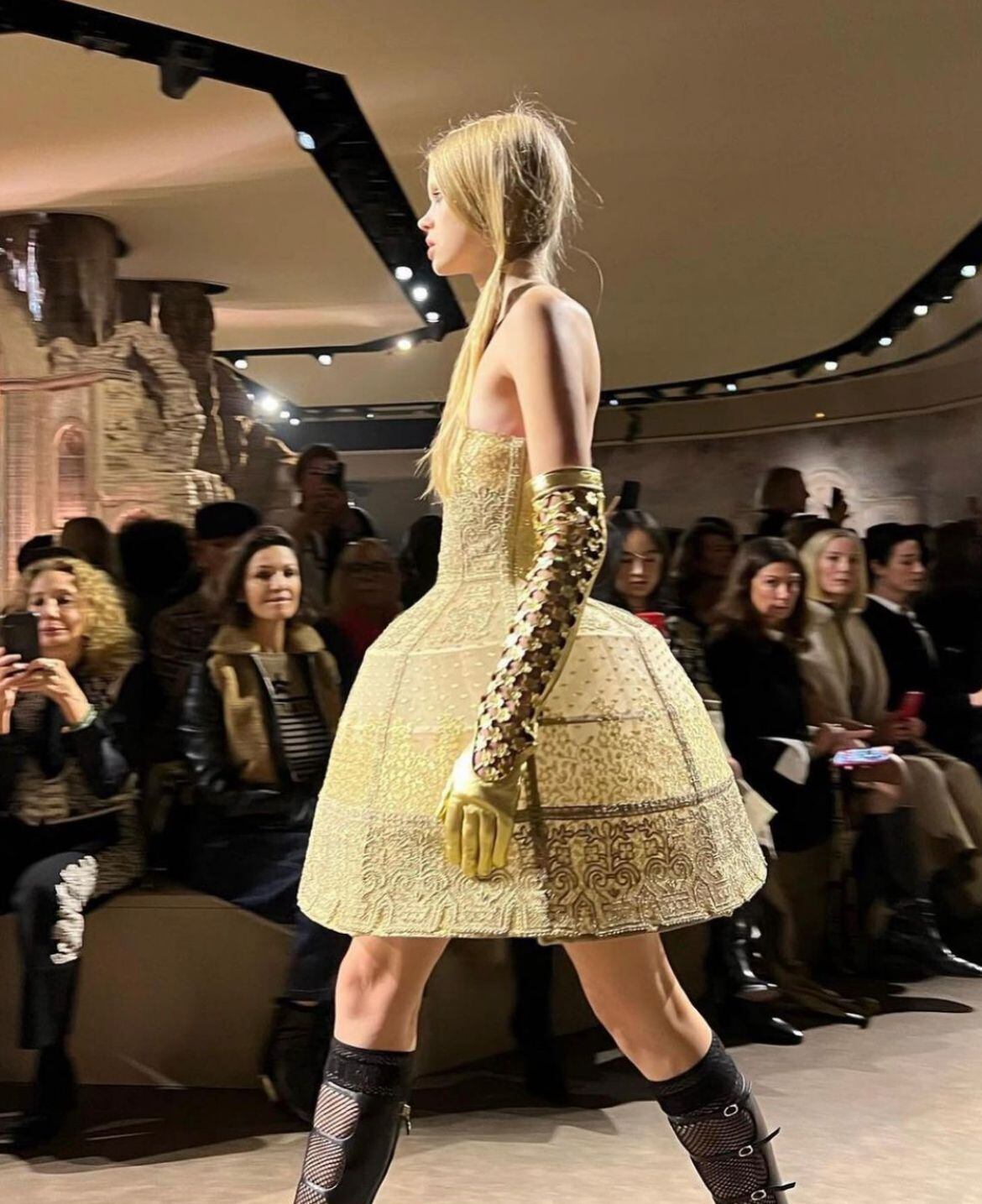 Las prendas que los espectadores presenciaron en la puesta en escena de Dior tienen matices históricos, geográficos y representan el ''poder femenino''. Instagram:@laura_tobon 
