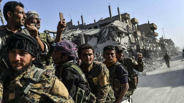 Soldados de las milicias kurdas de las Fuerzas Democráticas Sirias (AFP)