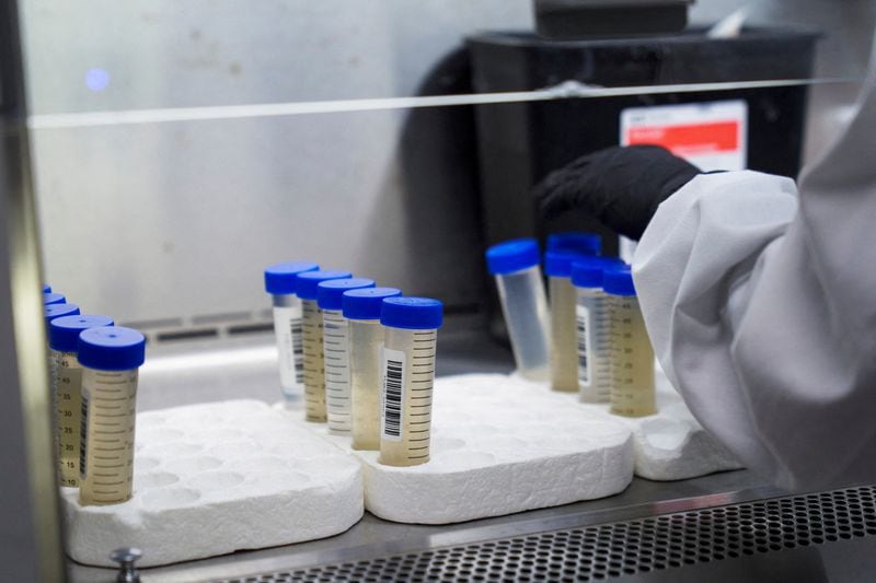 Un técnico de laboratorio analiza muestras de aguas residuales de todo Estados Unidos para detectar la enfermedad por coronavirus (COVID-19) en Biobot Analytics, en Cambridge, Massachusetts, Estados Unidos (REUTERS/Allison Dinner)