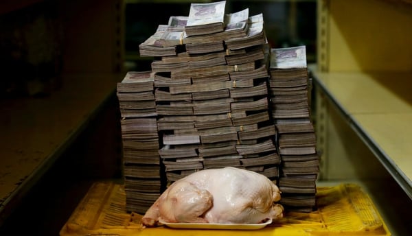 Todo el dinero que se necesita para comprar un pollo en Venezuela.