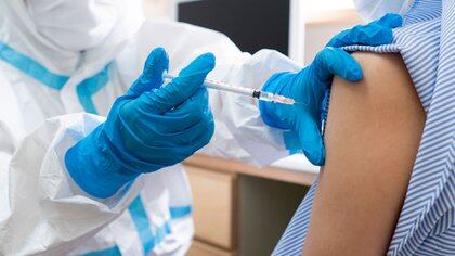 Según los especialistas, "hay que seguir esperando que la ciencia avance en conjunto con los planes de vacunación y seguir apelando a vacunar a la mayor cantidad de gente posible lo más rápido posible" (Shutterstock)