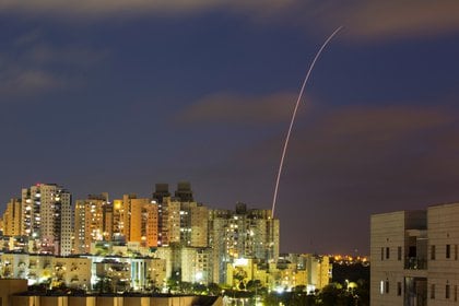Terroristas palestinos lanzaron al menos 1.500 cohetes hacia Israel desde el lunes (REUTERS/Amir Cohen)