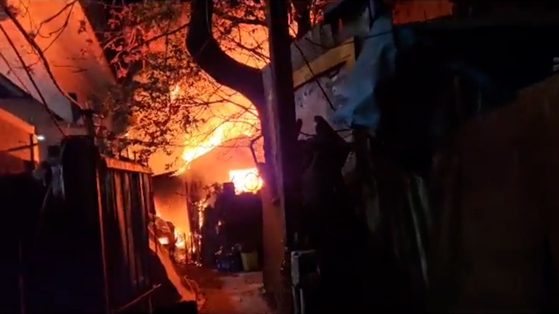 Feroz incendio en un asentamiento en Villa Crespo