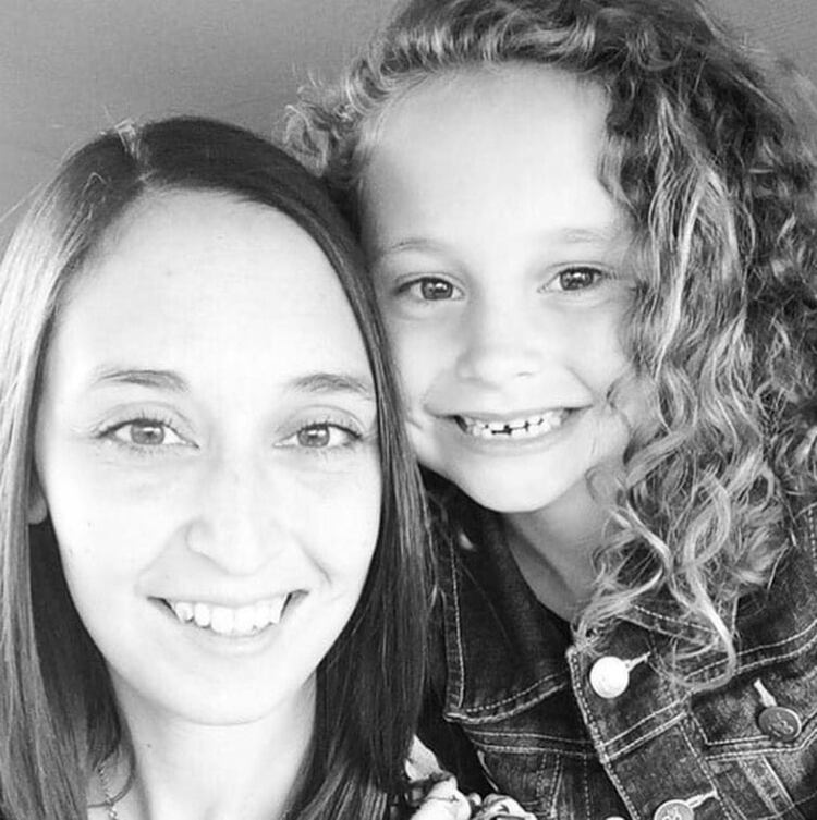 Lexi junto a su madre, Jara Gray Collins (Foto: Facebook Jara Gray Collins)