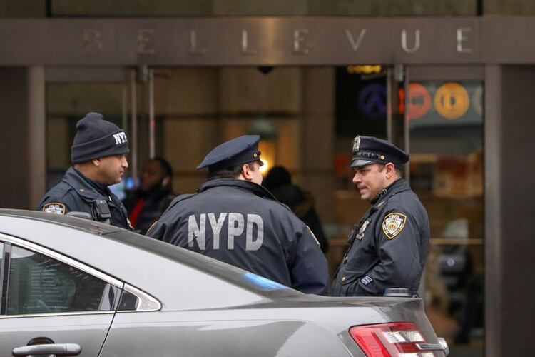 Agentes de la policía de Nueva York afuera del Centro Hospitalario Bellevue, Manhattan (Foto: REUTERS/Andrew Kelly/Archivo)