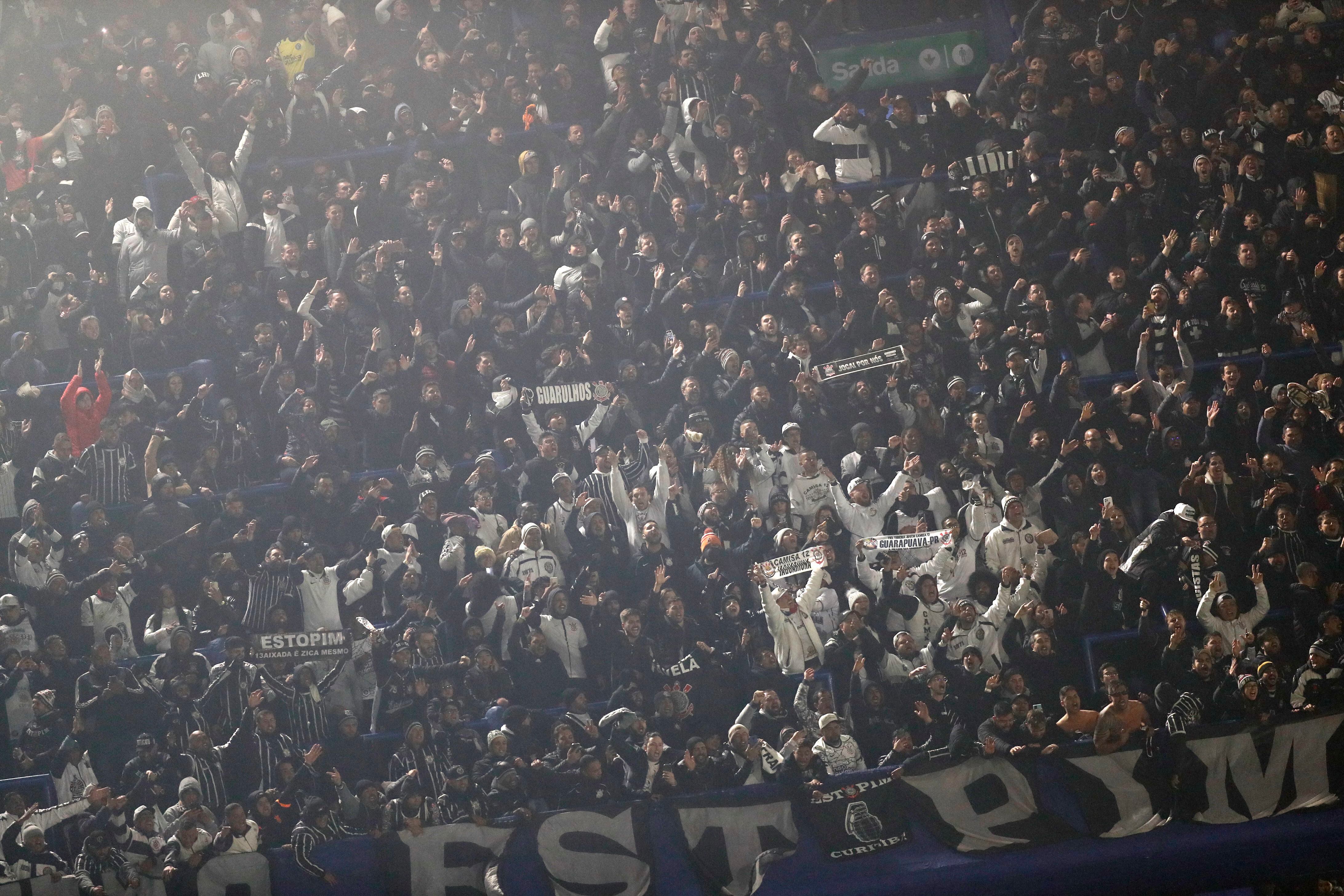 Los torcedores del Corinthians celebraron en la cancha de Boca (REUTERS/Agustin Marcarian)