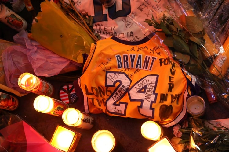 Los tributos en honor a Kobe Bryant (REUTERS/Patrick T. Fallon)