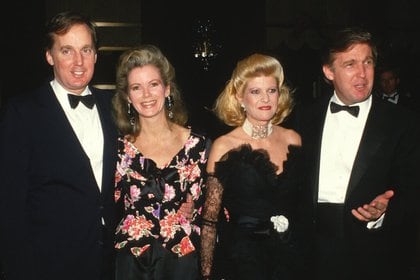 Los hermanos Trump con sus esposas para entonces en 1990