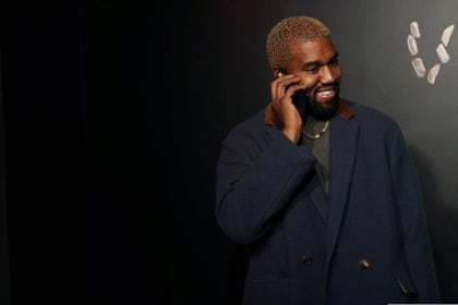 Kanye West habla por teléfono antes de asistir a la presentación de Versace en Nueva York, 2 de diciembre de 2018 (REUTERS/Allison Joyce/Foto de archivo)
