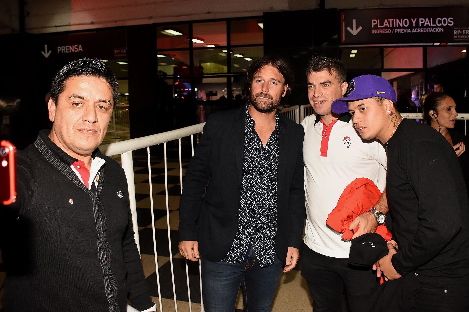 Fernando Cavenaghi estuvo en Núñez y aceptó un dinfín de selfies con los fanáticos del club