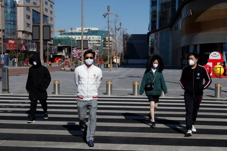 Personas con mascarillas en Pekín, China, 3 marzo 2020. REUTERS/Thomas Peter