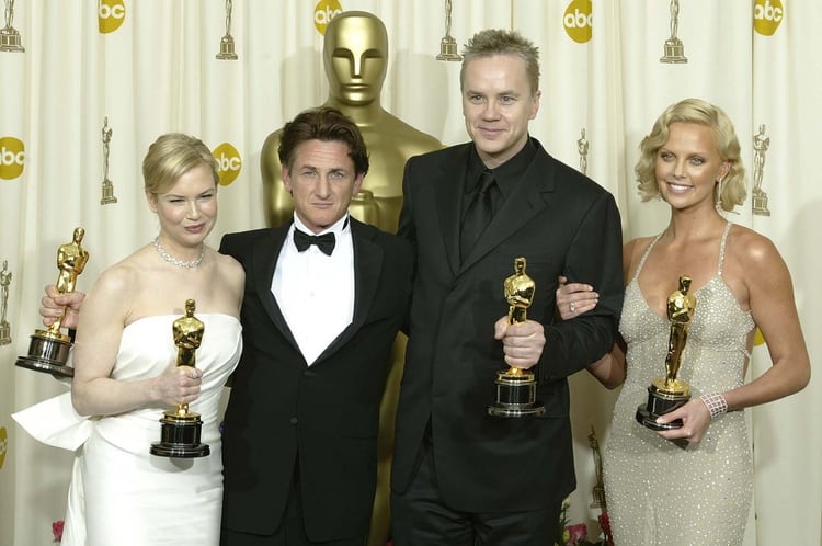 Renée con el Oscar como Mejor Actriz de reparto en Río Místico en 2004, junto a Sean Penn, Tim Robbins y Charlize (AFP)