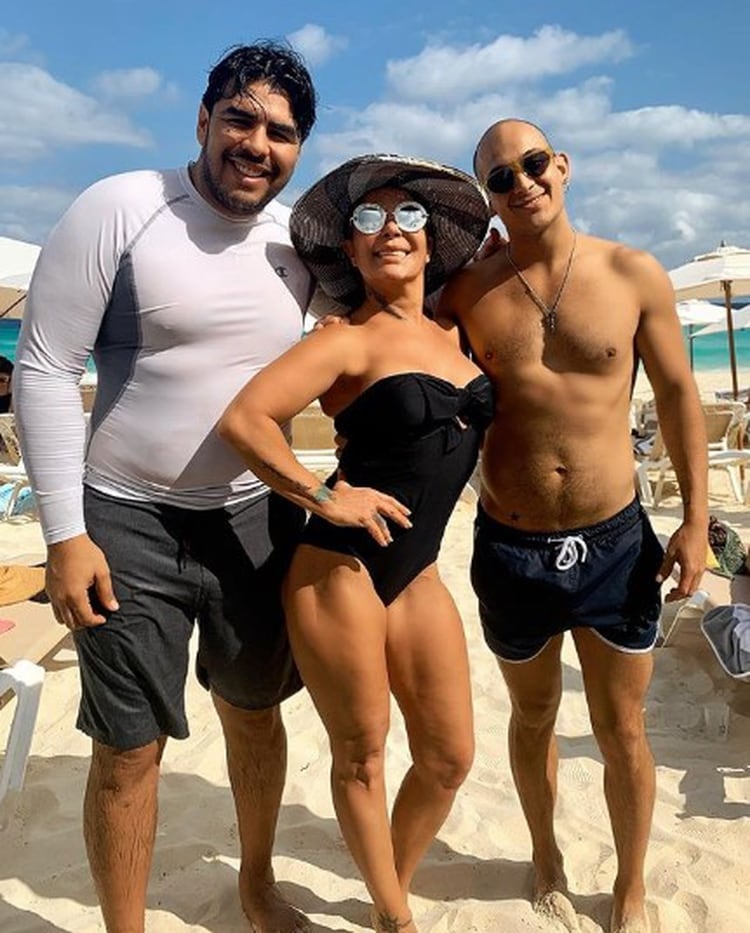 La cantante posó junto a dos misteriosos hombres (Foto: IG @laguzmanmx)