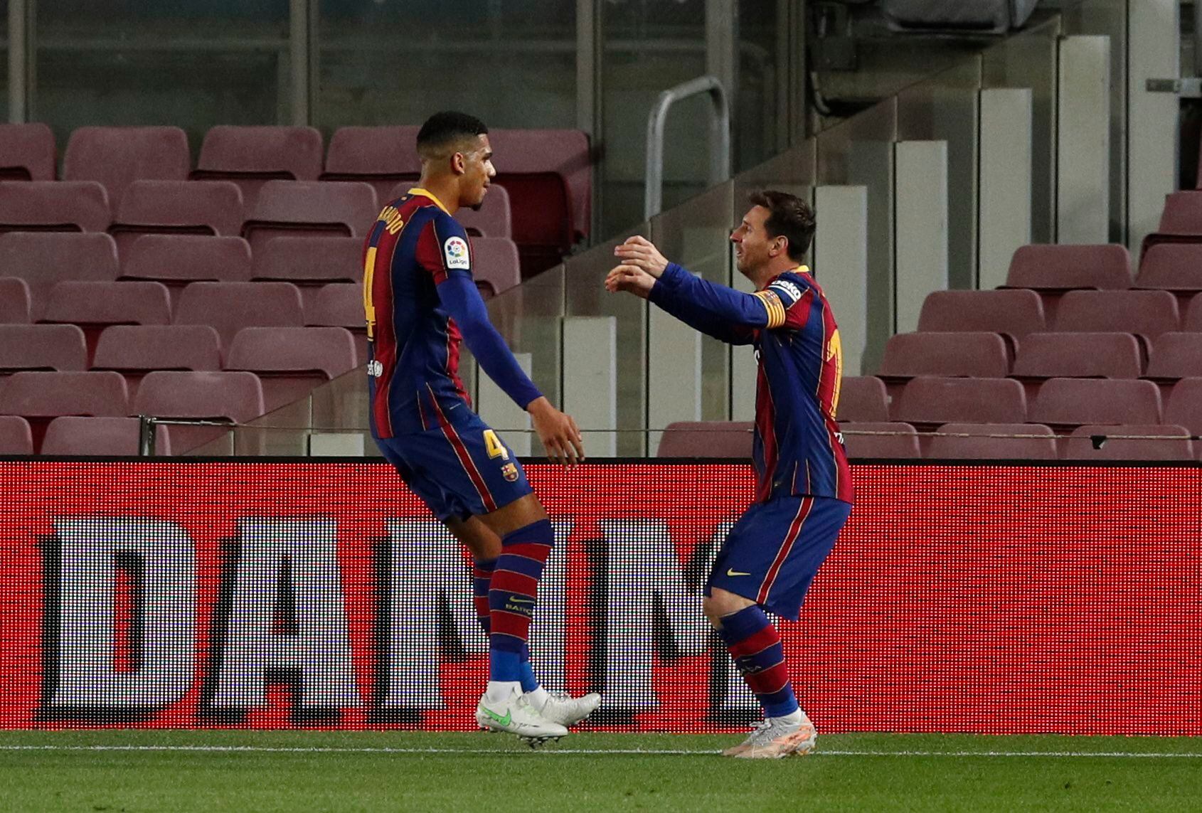 Ronald Araujo festeja con Lionel Messi un gol ante el Getafe (Foto: Reuters)