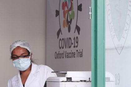 Una empleada trabaja en el Centro de Referencia para Inmunobiológicos Especiales (CRIE) de la Universidad Federal de Sao Paulo, donde se realizan los ensayos de la vacuna contra el coronavirus de la Universidad de Oxford-AstraZeneca (Reuters)