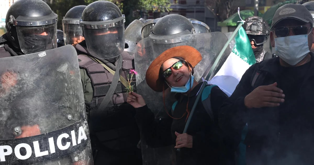 Hundreds of Bolivian teachers confronted the Police in a march against “forced retirement”