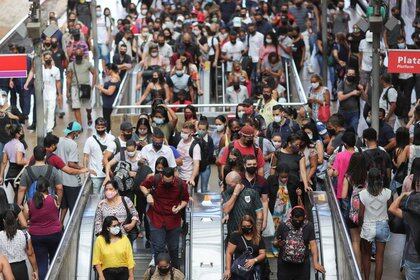 La gente utiliza escaleras mecánicas en la Estación Luz en el Metro de Sao Paulo en medio del brote de coronavirus, en Sao Paulo (REUTERS/Amanda Perobelli)