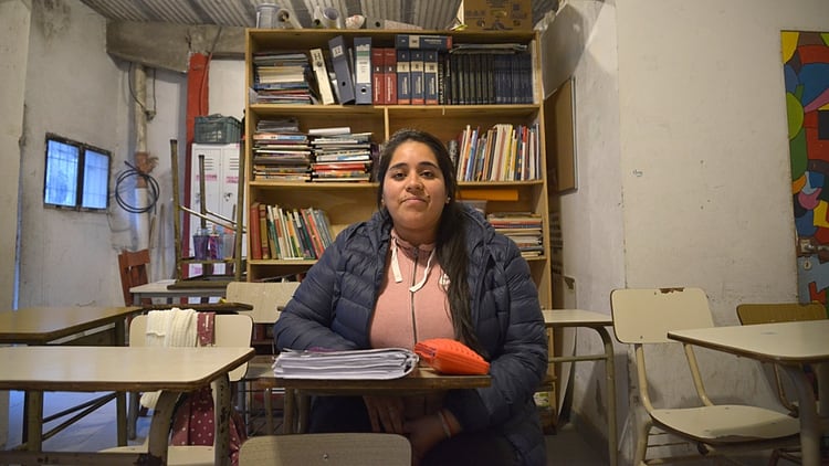 Gisel cursó el prescolar y la primaria “en la periferia del barrio”: en la Escuela French y Beruti, de Juncal y Basavilbaso. Hasta segundo año fue a una escuela en San Telmo. Y cursó tercero, cuarto y quinto en “La Banderita”, en la entrada a la Villa 31