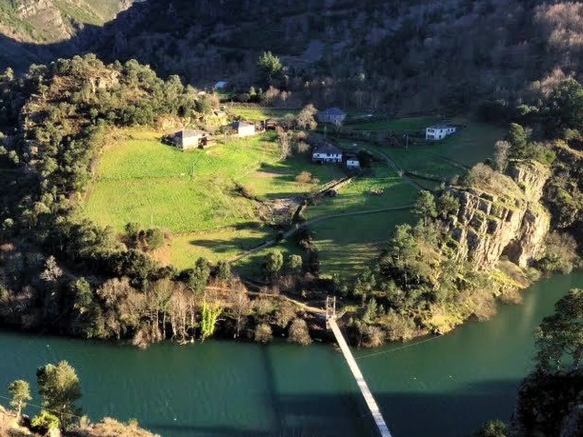 El pequeño pueblo de Asturias al que solo se accede cruzando un puente colgante desde Galicia
