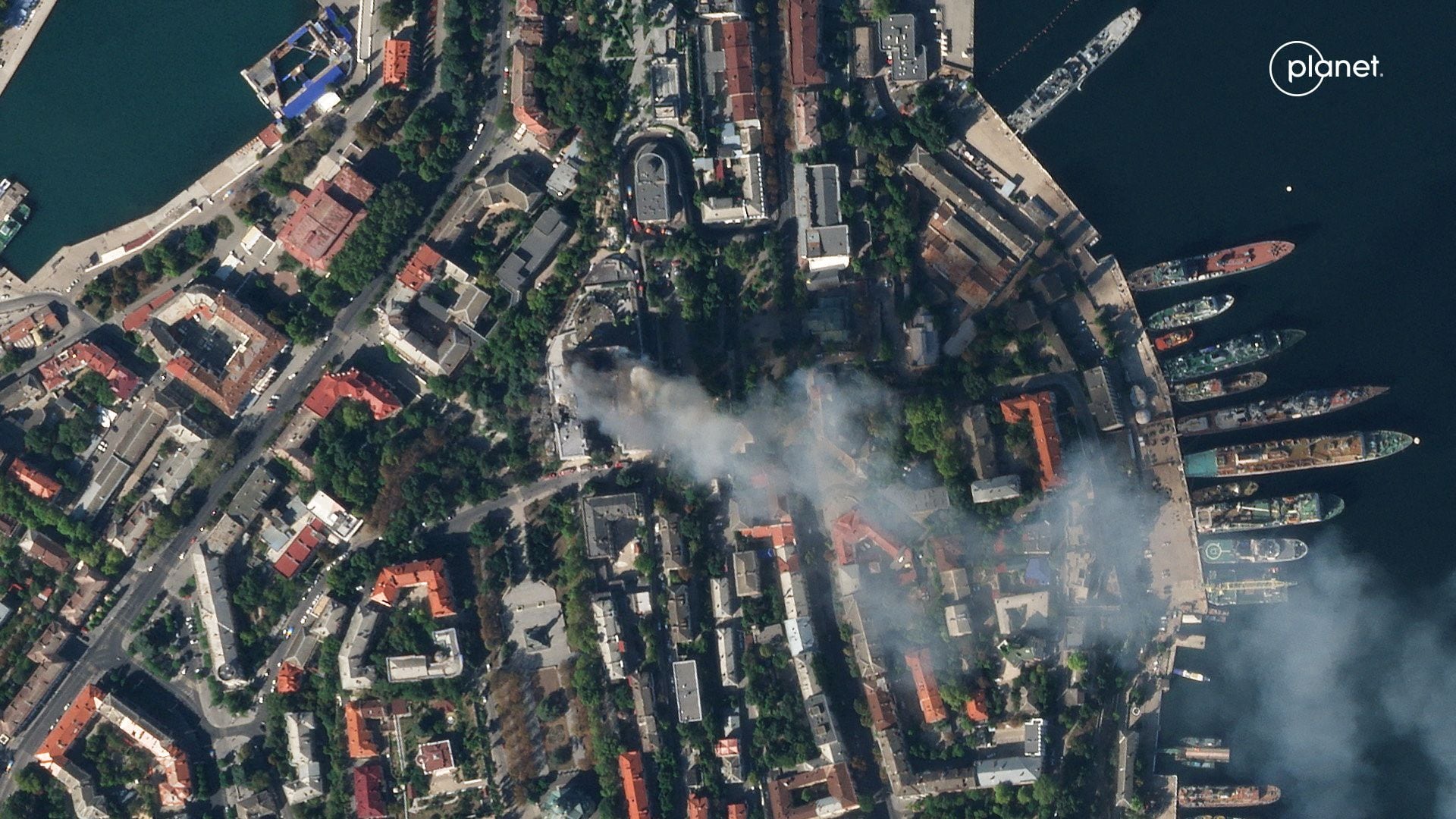 Imágenes por satélite muestran humo saliendo de un cuartel general naval ruso tras un ataque ucraniano en el Mar Negro (PLANET LABS PBC/Handout via REUTERS)