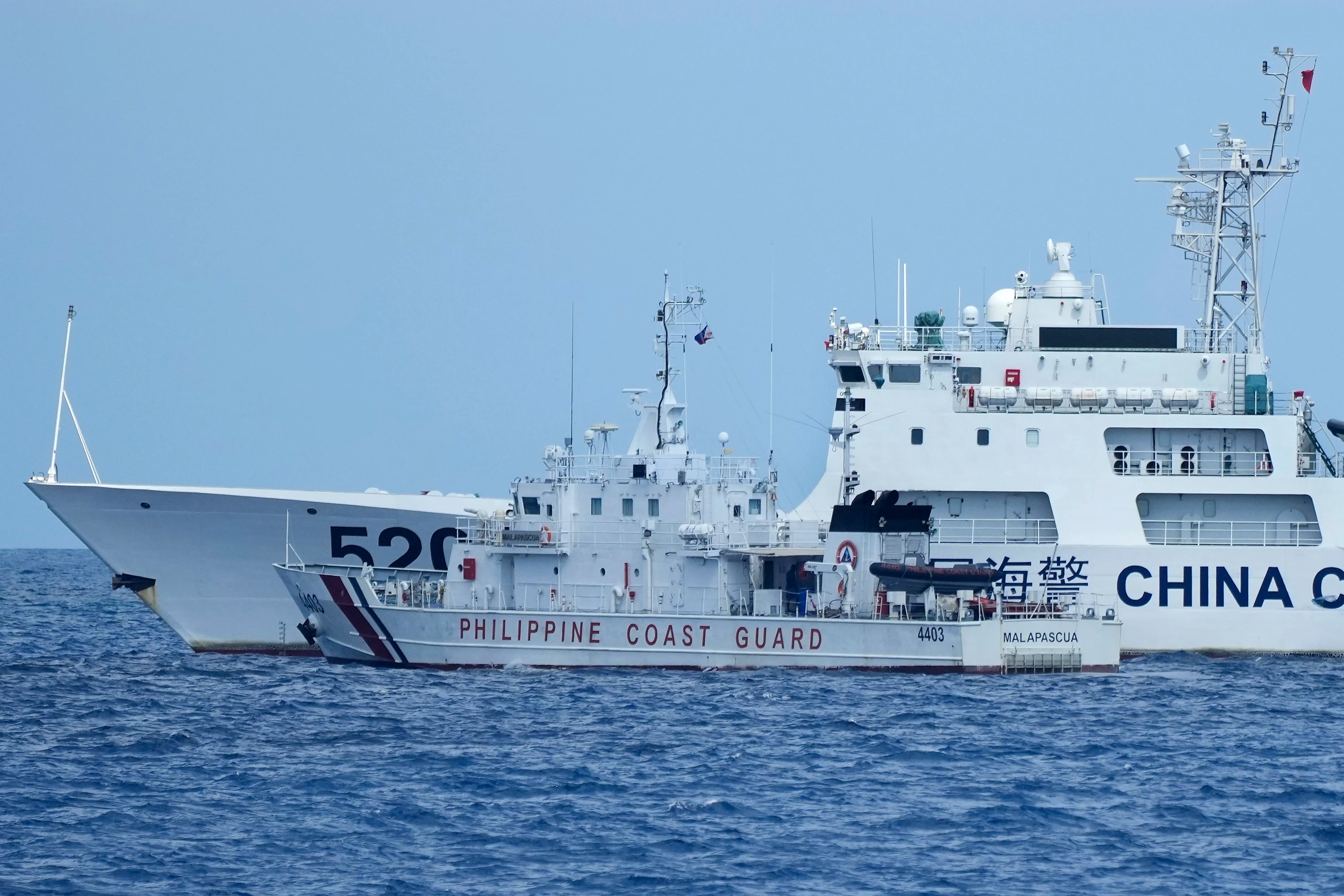Un buque de la Guardia Costera de China bloquea el paso al buque de la Guardia Costera Filipina BRP Malapascua mientras maniobra para entrar al Second Thomas Shoal, conocido localmente como el banco de arena Ayungin, en el mar de la China Meridional. (AP Foto/Aaron Favila)